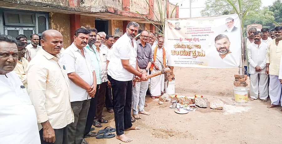 ಸವದತ್ತಿ ಎಪಿಎಂಸಿ ಆವರಣದಲ್ಲಿ ಹಮಾಲರ ಸಂಘದ ಕಟ್ಟಡಕ್ಕೆ ಟ್ರಸ್ ನಿರ್ಮಾಣ ಕಾಮಗಾರಿಗೆ ಶಾಸಕ ವಿಶ್ವಾಸ್ ವೈದ್ಯ ಭೂಮಿ ಪೂಜೆ ನೆರವೇರಿಸಿದರು