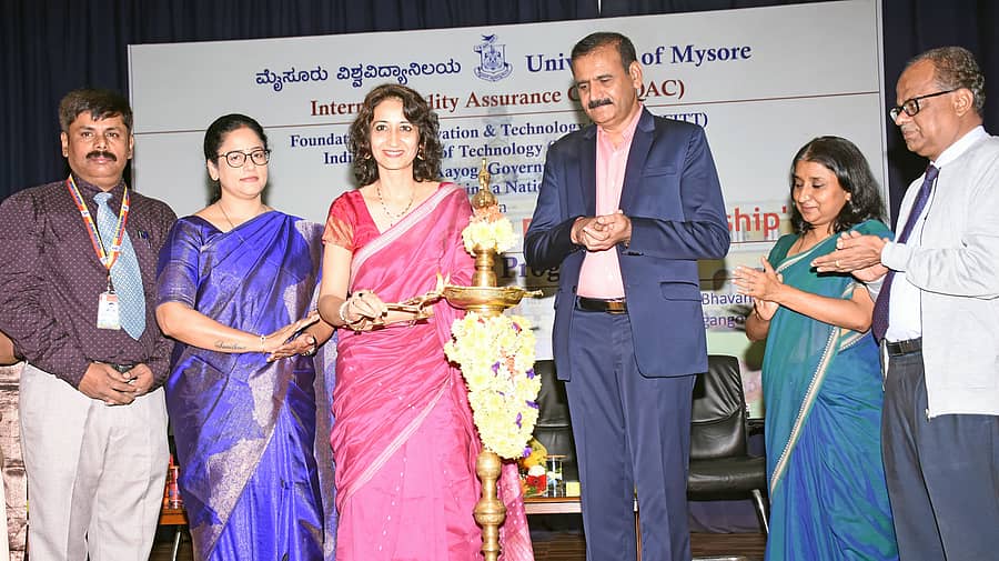 ವಿಜ್ಞಾನ ಭವನದಲ್ಲಿ ಶನಿವಾರ ನಡೆದ ಸಂವಾದ ಕಾರ್ಯಕ್ರಮವನ್ನು ದೆಹಲಿ ಐಐಟಿ ಸಲಹೆಗಾರ್ತಿ ಶಿಖಾ ಧವನ್ ಉದ್ಘಾಟಿಸಿದರು. ಕೆ.ಎನ್. ಅಮೃತೇಶ್, ಎಂ.ಕೆ. ಸವಿತಾ, ಪ್ರೊ. ಎನ್‌.ಕೆ. ಲೋಕನಾಥ್‌, ರೇಖಾ ಹಾಗೂ ಜಿ.ಆರ್. ಜನಾರ್ಧನ್‌ ಜೊತೆಗಿದ್ದರು – ಪ್ರಜಾವಾಣಿ ಚಿತ್ರ
