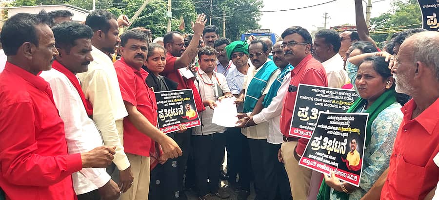 ಬಾಗೇಪಲ್ಲಿ ಬಸ್ ನಿಲ್ದಾಣದಲ್ಲಿ ಚಿತ್ರಾವತಿ ಅಣೆಕಟ್ಟು ಹೋರಾಟ ಸಮಿತಿ ಮುಖಂಡರು ಚಿತ್ರಾವತಿ ಜಲಾಶಯಕ್ಕೆ ಎಸ್.ಎಂ.ಕೃಷ್ಣ ಹೆಸರು ನಾಮಕರಣ ಮಾಡಲು ತಕರಾರು ಅರ್ಜಿಗಳನ್ನು ಸಲ್ಲಿಸಿದರು