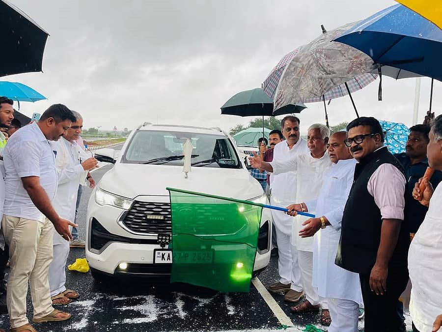 ಮೋಟೆಬೆನ್ನೂರು ಬಳಿ ರಾಷ್ಟ್ರೀಯ ಹೆದ್ದಾರಿಗೆ ನಿರ್ಮಿಸಿರುವ ಮೇಲ್ಸೇತುವೆಯಲ್ಲಿ ವಾಹನ ಸಂಚಾರಕ್ಕೆ ಜುಲೈ 21ರಂದು ಚಾಲನೆ ನೀಡಿದ್ದ ಜಿಲ್ಲಾ ಉಸ್ತುವಾರಿ ಸಚಿವ ಶಿವಾನಂದ ಪಾಟೀಲ