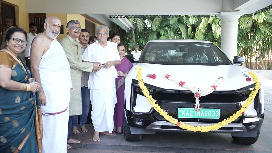 ಧರ್ಮಸ್ಥಳದ ಧರ್ಮಾಧಿಕಾರಿ ಡಿ.ವೀರೇಂದ್ರ ಹೆಗ್ಗಡೆ ಅವರಿಗೆ ಮಹೇಂದ್ರ ಕಂಪೆನಿಯ ಬಿಇ 6 ಹೊಸ ಕಾರನ್ನು ಉತ್ಪಾದನಾ ವಿಭಾಗದ ಮುಖ್ಯಸ್ಥ ವಿನಯ್‌ ಖಾನೋಲ್ಕರ್ ಕೊಡುಗೆಯಾಗಿ ನೀಡಿದರು
