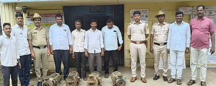 3ಸಿಡಿಎನ್03‌ ಚಡಚಣ ಸಮೀಪದ ಭಿಮಾ ನದಿ ತೀರದಲ್ಲಿ ಕಳುವಾಗಿದ್ದ  ರೈತರ   ಪಂಪ್ ಸೆಟ್ ಗಳನ್ನು ವಶಪಡಿಸಕೊಂಡ  ಝಳಕಿ ಪೊಲೀಸ್‌ ಠಾಣೆ ಸಿಬ್ಬಂದಿ ಶುಕ್ರವಾರ ರೈತರಿಗೆ ಹಸ್ತಾಂತರಿಸಿದರು.