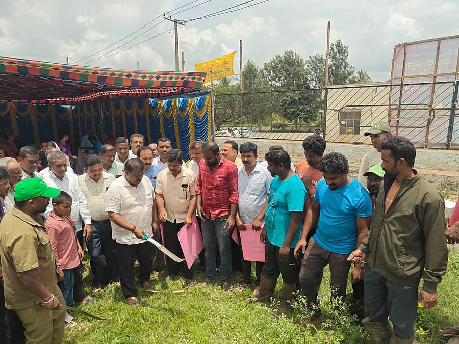 ನುಗ್ಗೇಹಳ್ಳಿ ಹೋಬಳಿ ಕೇಂದ್ರದಲ್ಲಿ ಗ್ರಾಮ ಪಂಚಾಯಿತಿ ವತಿಯಿಂದ ಹಮ್ಮಿಕೊಂಡಿದ್ದ ಸ್ವಚ್ಛತಾ ಆಂದೋಲನಕ್ಕೆ ಶಾಸಕ ಸಿ.ಎನ್ ಬಾಲಕೃಷ್ಣ ಚಾಲನೆ ನೀಡಿದರು.