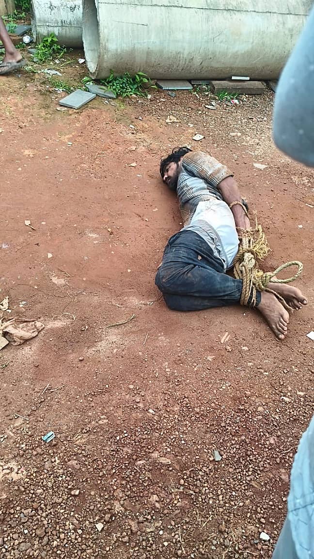 ಪುತ್ತೂರು ತಾಲ್ಲೂಕಿನ ನೆಟ್ಟಣಿಗೆ ಮುಡ್ನೂರು ಗ್ರಾಮದ ಗಾಳಿಮುಖ ಪೇಟೆಯಲ್ಲಿ ಸಾರ್ವಜನಿಕರೊಂದಿಗೆ ಭಾನುವಾರ ಅನುಚಿತವಾಗಿ ವರ್ತಿಸಿದ ಆರೋಪದಲ್ಲಿ ವ್ಯಕ್ತಿಯೊಬ್ಬನನ್ನು ಸ್ಥಳೀಯರು ಹಿಡಿದು ಕೈಕಾಲು ಕಟ್ಟಿ ಪೊಲೀಸರಿಗೆ ಒಪ್ಪಿಸಿದರು