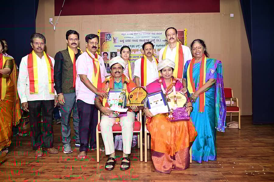 ಕಾರ್ಯಕ್ರಮದಲ್ಲಿ ಆರ್.ಎಸ್. ರವೀಂದ್ರ ಮತ್ತು ಆಶಾ‌ ಶಿವುಗೌಡ ಅವರಿಗೆ ಪುನೀತ್ ರಾಜಕುಮಾರ್ ಸಾಹಿತ್ಯ ದತ್ತಿ ಪ್ರಶಸ್ತಿ ನೀಡಿ ಗೌರವಿಸಲಾಯಿತು. ಬೈರಮಂಲ ರಾಮೇಗೌಡ, ಶಿಕ್ಷಣ ತಜ್ಞೆ ಗೀತಾ ರಾಮಾನುಜಂ, ರಾಮಲಿಂಗೇಶ್ವರ, ಸಿ.ಹೇಮಾವತಿ, ಕೃಷ್ಣ ಹಾನ್‌ಬಾಳ್ ಉಪಸ್ಥಿತರಿದ್ದರು 