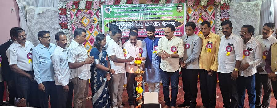 ಕಡೂರು ಪಟ್ಟಣದ ಡಾ.ಬಿ.ಆರ್.ಅಂಬೇಡ್ಕರ್ ಸಮುದಾಯ ಭವನದಲ್ಲಿ ಪತ್ರಿಕಾ ದಿನಾಚರಣೆ ಮತ್ತು ಅಭಿನಂದನಾ ಸಮಾರಂಭವನ್ನು ಶಾಸಕ ಸಿ.ಟಿ.ರವಿ ಉದ್ಘಾಟಿಸಿದರು