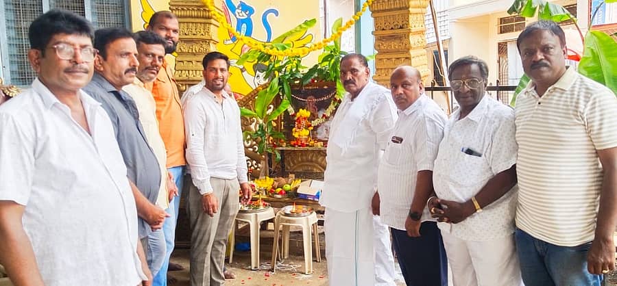ಅರಸೀಕೆರೆಯ ಪ್ರಸನ್ನ ಗಣಪತಿಯ 84ನೇ ವರ್ಷದ ಮಹೋತ್ಸವದ ಅಂಗವಾಗಿ ಭವ್ಯ ಆಸ್ಥಾನ ಮಂಟಪ ನಿರ್ಮಾಣ ಚಾಲನೆ ಕಾರ್ಯಕ್ರಮದಲ್ಲಿ ಶಾಸಕ ಕೆ.ಎಂ.ಶಿವಲಿಂಗೇಗೌಡ, ನಗರಸಭಾ ಅಧ್ಯಕ್ಷ ಎಂ.ಸಮೀವುಲ್ಲಾ, ನಗರಸಭಾ ಸದಸ್ಯ ದರ್ಶನ್‌ ಭಾಗವಹಿಸಿದ್ದರು