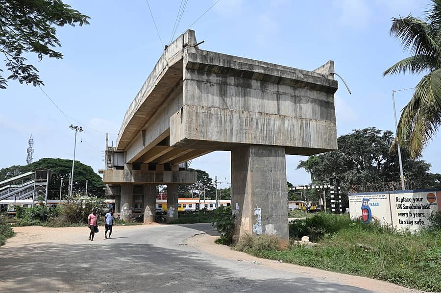 ಸಂಪರ್ಕ ರಸ್ತೆ ಇಲ್ಲದೆ ನಿಂತ ಸೇತುವೆ