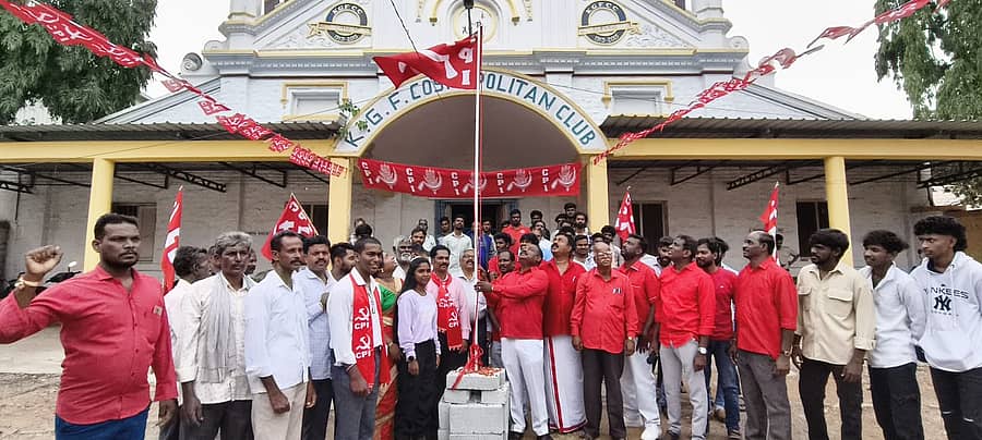 ಕೆಜಿಎಫ್ ರಾಬರ್ಟ್‌ಸನ್ ಪೇಟೆಯಲ್ಲಿ ಭಾನುವಾರ ನಡೆದ ಸಿಪಿಐ ತಾಲ್ಲೂಕು ಸಮ್ಮೇಳನದಲ್ಲಿ ಧ್ವಜಾರೋಹಣ ನೆರವೇರಿಸಲಾಯಿತು