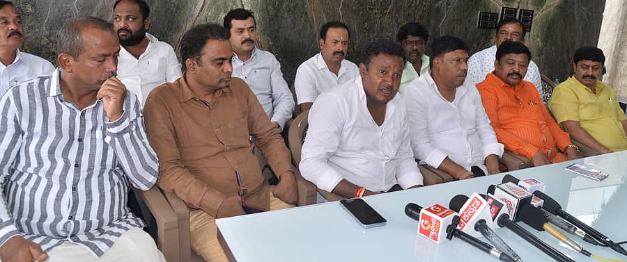 ಕೋಲಾರದಲ್ಲಿ ಭಾನುವಾರ ಜಂಟಿ ಪತ್ರಿಕಾಗೋಷ್ಠಿಯಲ್ಲಿ ಜೆಡಿಎಸ್‌–ಬಿಜೆಪಿ ಮುಖಂಡರು ಮಾತನಾಡಿದರು. ಎಂ.ಮಲ್ಲೇಶ್‌ ಬಾಬು, ಓಂಶಕ್ತಿ ಚಲಪತಿ, ಕೆ.ಎಸ್‌.ಮಂಜುನಾಥ್‌, ಸಿಎಂಆರ್‌ ಶ್ರೀನಾಥ್‌, ವರ್ತೂರು ಪ್ರಕಾಶ್‌, ವೈ.ಎ.ನಾರಾಯಣಸ್ವಾಮಿ ಪಾಲ್ಗೊಂಡಿದ್ದರು