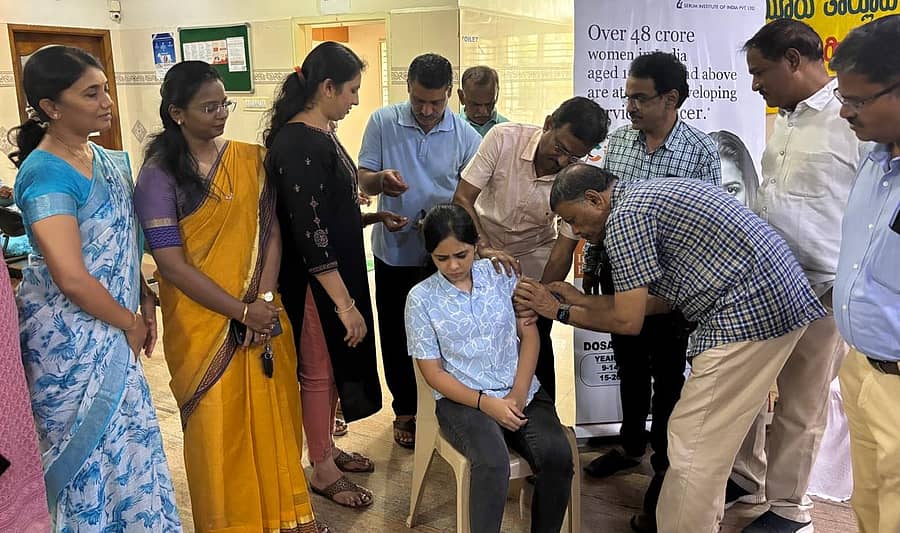 ಹಿರಿಯೂರಿನಲ್ಲಿ ಶನಿವಾರ ಗರ್ಭಕಂಠದ ಕ್ಯಾನ್ಸರ್ ತಡೆಯಲು ರಿಯಾಯಿತಿ ದರದಲ್ಲಿ ಲಸಿಕೆ ಹಾಕುವ ಕಾರ್ಯಕ್ರಮಕ್ಕೆ ನಿವೃತ್ತ ಜಿಲ್ಲಾ ಆರೋಗ್ಯಾಧಿಕಾರಿ ಮಹಲಿಂಗಪ್ಪ ಚಾಲನೆ ನೀಡಿದರು