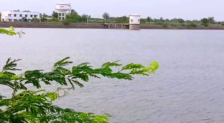 ಇಂಡಿ ತಾಲ್ಲೂಕಿನ ಹಂಜಗಿ ಗ್ರಾಮದ ಕೆರೆಯು ಸಂಪೂರ್ಣ ಭರ್ತಿಯಾಗಿರುವುದು