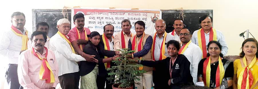 <div class="paragraphs"><p>ತುಮಕೂರು ತಾಲ್ಲೂಕಿನ ನಾಗವಲ್ಲಿ ಸರ್ಕಾರಿ ಪದವಿ ಪೂರ್ವ ಕಾಲೇಜಿನಲ್ಲಿ ಶನಿವಾರ ಕನ್ನಡ ಸಾಹಿತ್ಯ ಪರಿಷತ್ತು ವತಿಯಿಂದ ‘ಕನ್ನಡ ಸಾಹಿತ್ಯ ಪರಿಷತ್ತಿನ ನಡೆ– ಯುವ ಜನತೆಯ ಕಡೆ’ ಕಾರ್ಯಕ್ರಮ ನಡೆಯಿತು.</p></div>