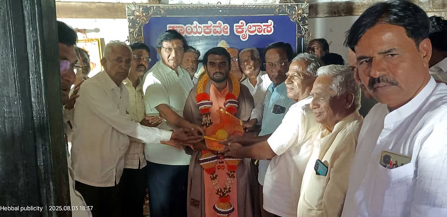 ಮುದ್ದೇಬಿಹಾಳ ಪಟ್ಟಣದ ಕಿಲ್ಲಾದಲ್ಲಿರುವ ಹೊಸಮಠಕ್ಕೆ ಭಾನುವಾರ ಆಗಮಿಸಿದ ಹುನಗುಂದ ಗಚ್ಚಿನಮಠದ ಅಮರೇಶ್ವರ ದೇವರು ಅವರನ್ನು ಮುದ್ದೇಬಿಹಾಳ ವೀರಶೈವ ಲಿಂಗಾಯತ ಸಮಾಜದಿಂದ ಸನ್ಮಾನಿಸಲಾಯತು