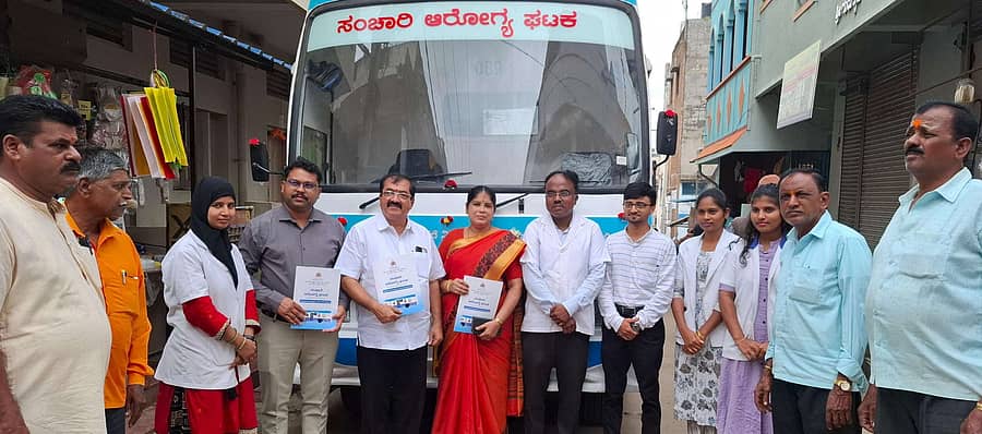 <div class="paragraphs"><p>ಹರಿಹರದಲ್ಲಿ ಕಟ್ಟಡ ಕಾರ್ಮಿಕರ ಕಲ್ಯಾಣ ಮಂಡಳಿಯ ಸಂಚಾರಿ ಆರೋಗ್ಯ ಘಟಕಕ್ಕೆ ಶಾಸಕ ಬಿ.ಪಿ.ಹರೀಶ್ ಶನಿವಾರ ಚಾಲನೆ ನೀಡಿದರು</p></div>