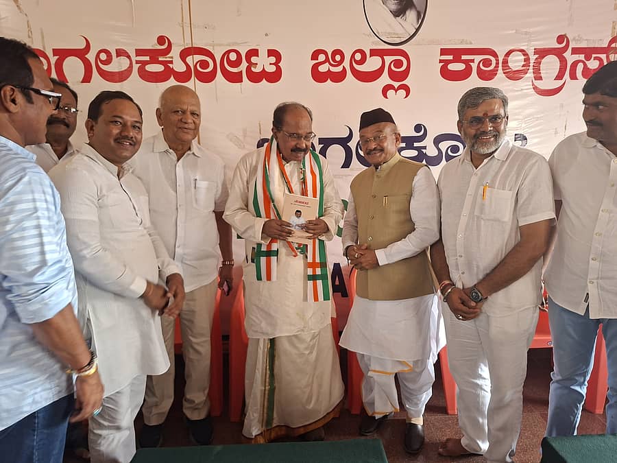 ಬಾಗಲಕೋಟೆ ಕಾಂಗ್ರೆಸ್‌ ಕಚೇರಿಗೆ ಭಾನುವಾರ ಬೇಟಿ ನೀಡಿದ್ದ ಮಾಜಿ ಮುಖ್ಯಮಂತ್ರಿ ಎಂ. ವೀರಪ್ಪ ಮೊಯಿಲಿ ಅವರನ್ನು ಸನ್ಮಾನಿಸಲಾಯಿತು