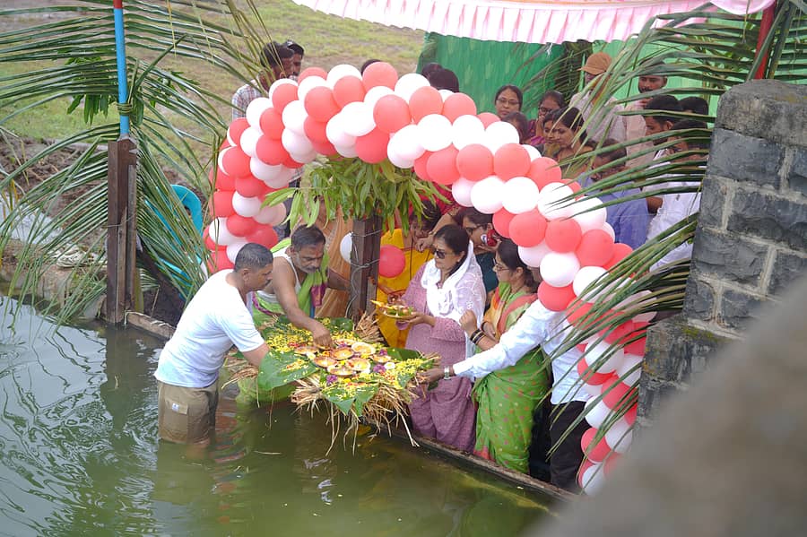 ನಿಪ್ಪಾಣಿಯ ಜಲಾಶಯಕ್ಕೆ ಶಾಸಕಿ ಶಶಿಕಲಾ ಜೊಲ್ಲೆ ಬಾಗಿನ ಅರ್ಪಿಸಿದರು. ನಗರಸಭೆ ಅಧ್ಯಕ್ಷೆ ಸೋನಲ್ ಕೊಠಡಿಯಾ, ಗೀತಾ ಪಾಟೀಲ ಜತೆಗಿದ್ದರು