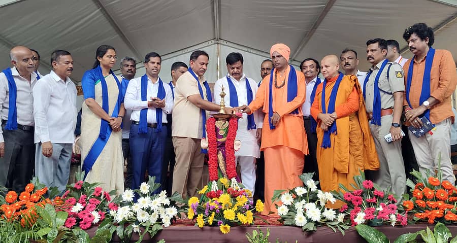 ಶ್ರೀರಂಗಪಟ್ಟಣದಲ್ಲಿ ಅಂಬೇಡ್ಕರ್‌ ಭವನ ನಿರ್ಮಾಣ ಕಾಮಗಾರಿಯ ಶಂಕುಸ್ಥಾಪನಾ ಕಾರ್ಯಕ್ರಮದ ಸಮಾರಂಭವನ್ನು ಸಮಾಜ ಕಲ್ಯಾಣ ಸಚಿವ ಡಾ.ಎಚ್‌.ಸಿ. ಮಹದೇವಪ್ಪ ಭಾನುವಾರ ಉದ್ಘಾಟಿಸಿದರು. ಶಾಸಕ ರಮೇಶ ಬಂಡಿಸಿದ್ದೇಗೌಡ, ಜ್ಞಾನ ಪ್ರಕಾಶ ಸ್ವಾಮೀಜಿ ಇದ್ದಾರೆ