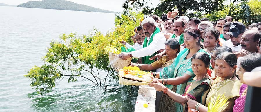 ಲಕ್ಕವಳ್ಳಿಯಲ್ಲಿರುವ ಭದ್ರಾ ಜಲಾಶಯಕ್ಕೆ ಭಾನುವಾರ ಹೊಳಲ್ಕೆರೆ ಶಾಸಕ ಎಂ.ಚಂದ್ರಪ್ಪ ಬಾಗಿನ ಅರ್ಪಿಸಿದರು