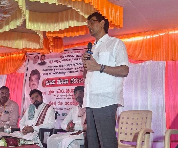 ತಿಕೋಟಾ ತಾಲ್ಲೂಕಿನ ರಾಂಪುರ ಗ್ರಾಮದಲ್ಲಿ ಎಪಿಎಂಸಿ ಗೋದಾಮು ನಿರ್ಮಾಣ ಕಾಮಗಾರಿಗೆ ಭೂಮಿಪೂಜೆ ಕಾರ್ಯಕ್ರಮದಲ್ಲಿ ವಿಧಾನ ಪರಿಷತ್‌ ಸದಸ್ಯ ಸುನೀಲಗೌಡ ಪಾಟೀಲ ಮಾತನಾಡಿದರು