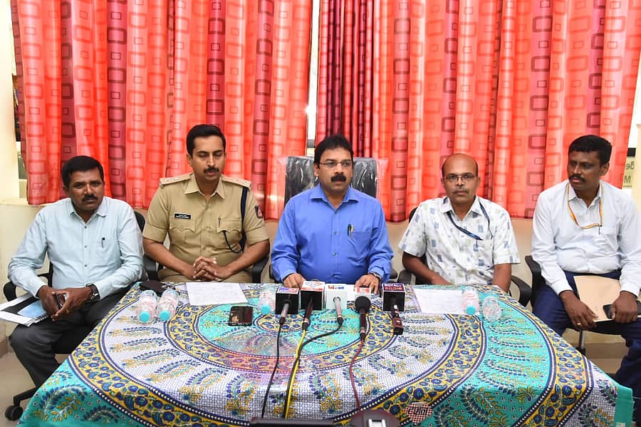 ಚಿಕ್ಕಬಳ್ಳಾಪುರದಲ್ಲಿ ನಡೆದ ಮಾಧ್ಯಮಗೋಷ್ಠಿಯಲ್ಲಿ ಜಿಲ್ಲಾಧಿಕಾರಿ ಪಿ.ಎನ್.ರವೀಂದ್ರ ಮಾತನಾಡಿದರು