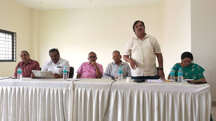 ಕುಶಾಲನಗರ ಜಾತ್ರಾ ಮೈದಾನದಲ್ಲಿ ತಾಲ್ಲೂಕು ಆಸ್ಪತ್ರೆ ನಿರ್ಮಾಣಕ್ಕೆ ಜಾಗ ಗುರುತಿಸಿರುವ ಹಿನ್ನೆಲೆಯಲ್ಲಿ ಸಾಧಕ ಬಾಧಕ ಕುರಿತು ಭಾನುವಾರ ಏರ್ಪಡಿಸಿದ್ದ ಸಾರ್ವಜನಿಕರ ಸಭೆಯಲ್ಲಿ ತಾಲ್ಲೂಕು ಗ್ಯಾರಂಟಿ ಅನುಷ್ಠಾನ ಸಮಿತಿ ಅಧ್ಯಕ್ಷ ವಿ.ಪಿ.ಶಶಿಧರ್ ಮಾತನಾಡಿದರು