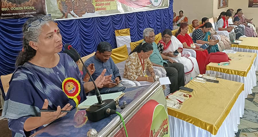 ಮಂಡ್ಯ ನಗರದ ಎಸ್‌.ಬಿ.ಸಮುದಾಯ ಭವನದಲ್ಲಿ ಮುಕ್ತಾಯಗೊಂಡ ದುಡಿಯುವ ಮಹಿಳೆಯರ 9ನೇ ರಾಜ್ಯ ಸಮಾವೇಶದ ಬಹಿರಂಗ ಸಭೆಯಲ್ಲಿ ಅಖಿಲ ಭಾರತ ಸಿಐಟಿಯು ಕಾರ್ಯದರ್ಶಿ ಎ.ಆರ್‌.ಸಿಂಧು ಮಾತನಾಡಿದರು