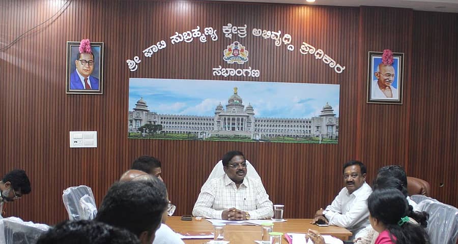 ದೊಡ್ಡಬಳ್ಳಾಪುರ ತಾಲ್ಲೂಕಿನ ಘಾಟಿ ಕ್ಷೇತ್ರವನ್ನು ಪ್ಲಾಸ್ಟಿಕ್‌ ಮುಕ್ತವಾಗಿಸಲು ನಡೆದ ವಿವಿಧ ಇಲಾಖೆಗಳ ಅಧಿಕಾರಿಗಳ ಸಭೆಯಲ್ಲಿ ಘಾಟಿ ಸುಬ್ರಹ್ಮಣ್ಯ ಕ್ಷೇತ್ರ ಅಭಿವೃದ್ಧಿ ಪ್ರಾಧಿಕಾರದ ಕಾರ್ಯದರ್ಶಿ ಪಿ.ದಿನೇಶ್‌  ಮಾತನಾಡಿದರು