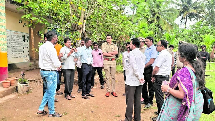 <div class="paragraphs"><p>ಹೊಸನಗರ ತಾಲ್ಲೂಕು ಹೂವಿನ ಕೋಣೆ ಸರ್ಕಾರಿ ಶಾಲೆಗೆ ಎಸ್ಪಿ ಜಿ.ಕೆ.ಮಿಥುನ್ ಕುಮಾರ್ ಭೇಟಿ ನೀಡಿ ಪರಿಶೀಲಿಸಿದರು</p></div>