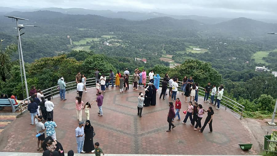 <div class="paragraphs"><p>ಮಡಿಕೇರಿಯಲ್ಲಿ ಭಾನುವಾರ ದಿನವಿಡೀ ಸುರಿದ ಮಳೆ ಸಂಜೆ ನಿಂತ ನಂತರ ಪ್ರವಾಸಿಗರು ರಾಜಾಸೀಟ್‌ನತ್ತ ಬಂದು ನಿಸರ್ಗದ ಸೊಬಗಿನ ಜೊತೆ ಫೋಟೊ ತೆಗೆಸಿಕೊಂಡು ಖುಷಿಪಟ್ಟರು&nbsp;&nbsp; </p></div>