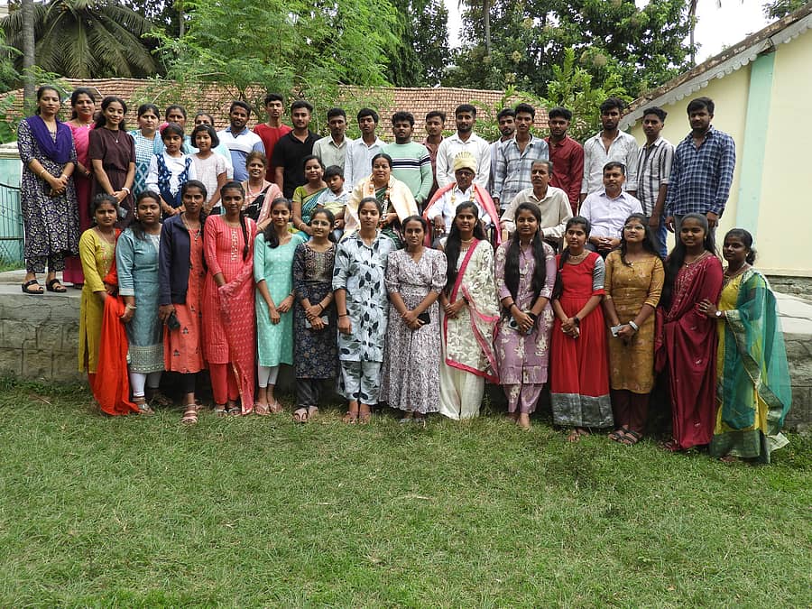 ಶ್ರವಣಬೆಳಗೊಳದ ಚ.ರಾ.ಪ.ರಸ್ತೆ ಸರ್ಕಾರಿ ಹಿರಿಯ ಪ್ರಾಥಮಿಕ ಶಾಲೆಯ ಹಳೆಯ ವಿದ್ಯಾರ್ಥಿಗಳ ಸಂಘವು ನಿವೃತ್ತ ಶಿಕ್ಷಕ ಡಿ.ಪುಟ್ಟಸ್ವಾಮಿ ಅವರನ್ನು ಸನ್ಮಾನಿಸಿತು. ವಿದ್ಯಾರ್ಥಿಗಳು, ಶಿಕ್ಷಕರು ಪಾಲ್ಗೊಂಡಿದ್ದರು