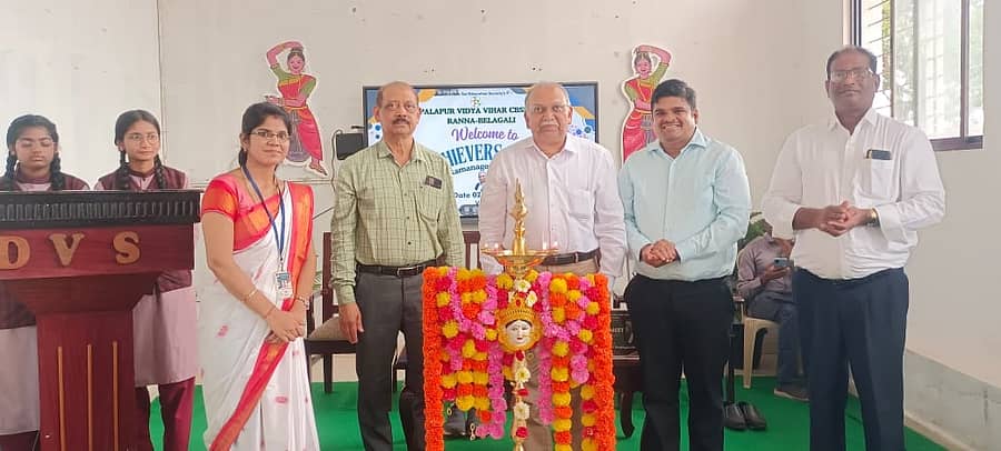 ಮಹಾಲಿಂಗಪುರ ಸಮೀಪದ ರನ್ನಬೆಳಗಲಿಯ ಢಪಳಾಪುರ ವಿದ್ಯಾವಿಹಾರ ಶಾಲೆಯಲ್ಲಿ ಶನಿವಾರ ಸಾಧಕರ ಸಮಾವೇಶ ಕಾರ್ಯಕ್ರಮ ನಡೆಯಿತು 