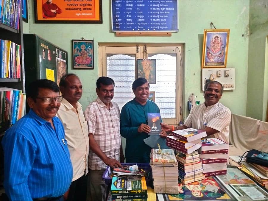   ತಾಳಿಕೋಟೆ ಪಟ್ಟಣದ ಸಾರ್ವಜನಿಕ ಗ್ರಂಥಾಲಯಕ್ಕೆ ತಮ್ಮ ಸಂಸ್ಥೆಯ ಪ್ರಕಾಶನದ 50ಸಾವಿರಕ್ಕೂ ಅಧಿಕ ಮೌಲ್ಯದ ಸ್ಪರ್ಧಾತ್ಮಕ ಪರೀಕ್ಷೆಯ ಪುಸ್ತಕಗಳನ್ನು ವಿಜಯಪುರ ಚಾಣಕ್ಯ ಕರಿಯರ್ ಅಕಾಡೆಮಿ ಸಂಸ್ಥಾಪಕ ಅಧ್ಯಕ್ಷ  ಎನ್.ಎಂ.ಬಿರಾದಾರ ಕಾಣಿಕೆಯಾಗಿ  ಭಾನುವಾರ  ನೀಡಿದರು. 