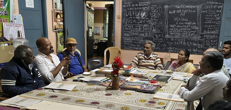ಹುಣಸೂರಿನ ಡೀಡ್‌ ಸಂಸ್ಥೆಯಲ್ಲಿ ಅಂತರಾಷ್ಟ್ರೀಯ ಆದಿವಾಸಿ ದಿನದ ಅಂಗವಾಗಿ ಭಾನುವಾರ ನಡೆದ ಸಭೆಯಲ್ಲಿ ಒಡನಾಡಿ ಸಂಸ್ಥೆ ಮುಖ್ಯಸ್ಥ ಸ್ಟ್ಯಾನ್ಲಿ ಮಾತನಾಡಿದರು