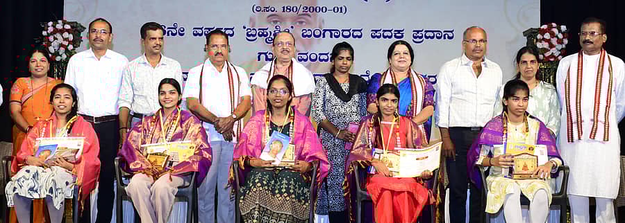 ನಾರಾಯಣ ಗುರು ಯುವ ವೇದಿಕೆ ಆಯೋಜಿಸಿದ್ದ ಕಾರ್ಯಕ್ರಮದಲ್ಲಿ ವಿದ್ಯಾರ್ಥಿ ವೇತನ ವಿತರಿಸಲಾಯಿತು 
