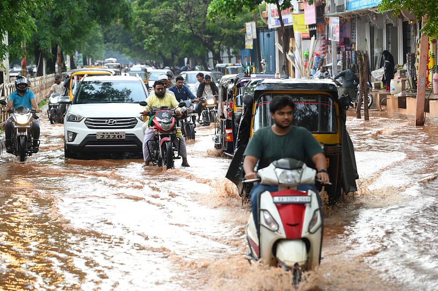 ಬಿರುಸಿನ ಮಳೆಗೆ ಬೀದರ್‌ನ ಬಿ.ವಿ. ಭೂಮರಡ್ಡಿ ಕಾಲೇಜು ರಸ್ತೆಯಲ್ಲಿ ಭಾನುವಾರ ಅಪಾರ ಪ್ರಮಾಣದ ನೀರು ಸಂಗ್ರಹಗೊಂಡಿದ್ದರಿಂದ ಸಂಚಾರ ದಟ್ಟಣೆ ಉಂಟಾಗಿ, ವಾಹನ ಸವಾರರು ಪರದಾಡಿದರು  –ಪ್ರಜಾವಾಣಿ ಚಿತ್ರ: ಲೋಕೇಶ ವಿ. ಬಿರಾದಾರ