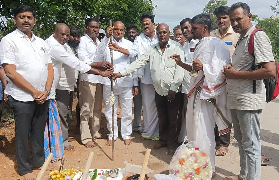 ಚಾಮರಾಜನಗರ ತಾಲ್ಲೂಕಿನ ಬೇಡರಪುರ ಗ್ರಾಮಕ್ಕೆ ಸಂಪರ್ಕಿಸುವ ಬೆಂಡರವಾಡಿ ಸಂಪರ್ಕ ರಸ್ತೆ ಅಭಿವೃದ್ದಿ ಕಾಮಗಾರಿಗೆ ಶಾಸಕ ಸಿ.ಪುಟ್ಟರಂಗ ಚಾಲನೆ ನೀಡಿದರು.