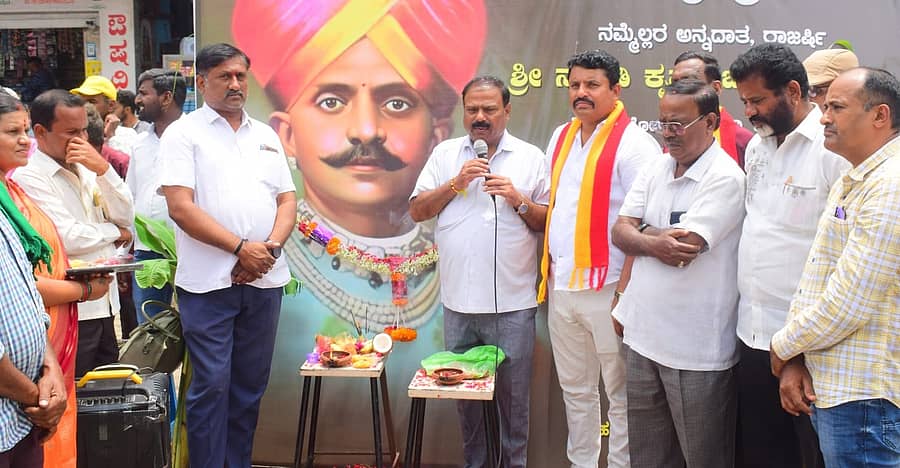 ಮಂಡ್ಯ ನಗರದ ಮಹಾವೀರ ವೃತ್ತದಲ್ಲಿ ನಡೆದ ನಾಲ್ವಡಿ ಅವರ ಜಯಂತಿಯಲ್ಲಿ ನಾಲ್ವಡಿ ಕೃಷ್ಣರಾಜ ಒಡೆಯರ್‌ ಟ್ರಸ್ಟ್‌ ಅಧ್ಯಕ್ಷ ತಗ್ಗಹಳ್ಳಿ ವೆಂಕಟೇಶ್‌ ಮಾತನಾಡಿದರು. ಬೋರ್‌ವೆಲ್‌ ಎಸ್‌.ನಾರಾಯಣ್‌, ಕೆ.ಟಿ.ಹನುಮಂತು, ಚಂದಗಾಲು ಲೋಕೇಶ್‌ ಭಾಗವಹಿಸಿದ್ದರು
