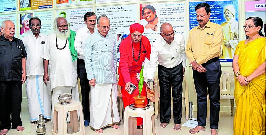 <div class="paragraphs"><p>ದಾವಣಗೆರೆಯಲ್ಲಿ ನಡೆದ ಸಭೆಯನ್ನು ಗಣ್ಯರು ಸಸಿಗೆ ನೀರೆರೆಯುವ ಮೂಲಕ ಉದ್ಘಾಟಿಸಿದರು ಪ್ರಜಾವಾಣಿ ಚಿತ್ರ</p></div>