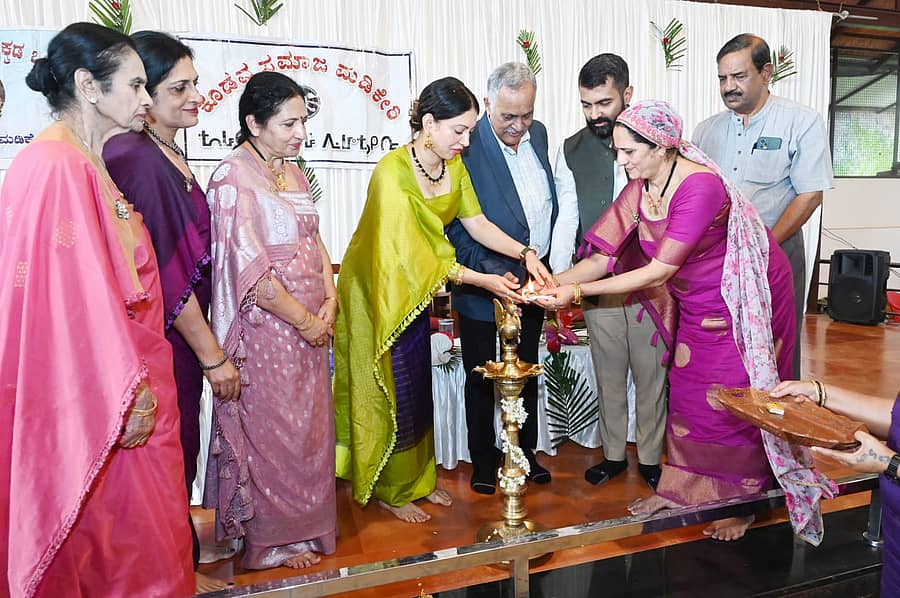 ಮಡಿಕೇರಿ ಕೊಡವ ಸಮಾಜ, ಕೊಡವ ಸಮಾಜ ಪೊಮ್ಮಕ್ಕಡ ಒಕ್ಕೂಟ ಮತ್ತು ಮಡಿಕೇರಿಯ 12 ಕೊಡವ ಕೇರಿ ವತಿಯಿಂದ ಸಮಾಜದ ಸಭಾಂಗಣದಲ್ಲಿ ಭಾನುವಾರ ನಡೆದ ‘ಕಕ್ಕಡ ನಮ್ಮೆ ಒತ್ತೊರ್ಮೆ ಕೂಟ’ದ ಕಾರ್ಯಕ್ರಮವನ್ನು ದೀಪ ಬೆಳಗಿಸುವ ಮೂಲಕ ಉದ್ಘಾಟಿಸಲಾಯಿತು