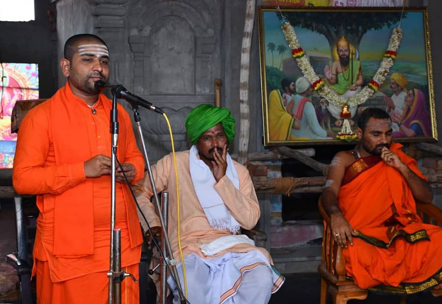 ನರಗುಂದ ತಾಲ್ಲೂಕಿನ ಶಿರೋಳದ ಯಚ್ಚರೇಶ್ವರ ಗವಿಮಠದಲ್ಲಿ ನಡೆದ ಅಭಿನವ ಯಚ್ಚರ ಸ್ವಾಮಿಗಳು ಲೋಕಕಲ್ಯಾಣಾರ್ಥ ಕೈಗೊಂಡ ಮೌನಾನುಷ್ಠಾನ ಮುಕ್ತಾಯ ಸಮಾರಂಭದಲ್ಲಿ ಕಿತ್ತಲಿಯ ಸಿದ್ದರಾಮೇಶ್ವರ ಮಠದ ಮಂಜುನಾಥ ಸ್ವಾಮಿಗಳು ಮಾತನಾಡಿದರು