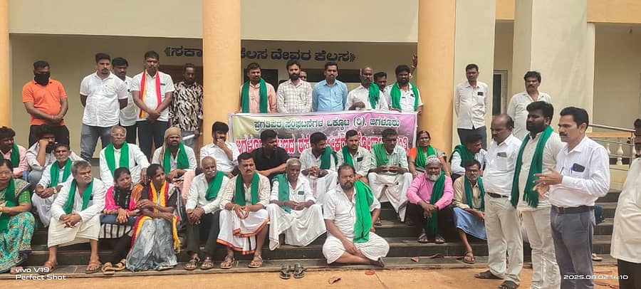 ಜಗಳೂರಿನಲ್ಲಿ ಪಟ್ಟಣ ಪಂಚಾಯಿತಿ ಅಧ್ಯಕ್ಷ ನವೀನ್ ಹಾಗೂ ಸಹೋದರ ಸುನೀಲ್ ವಿರುದ್ಧ ಕ್ರಮಕ್ಕೆ ಒತ್ತಾಯಿಸಿ ಪ್ರತಿಭಟನೆ ನಡೆಸಲಾಯಿತು