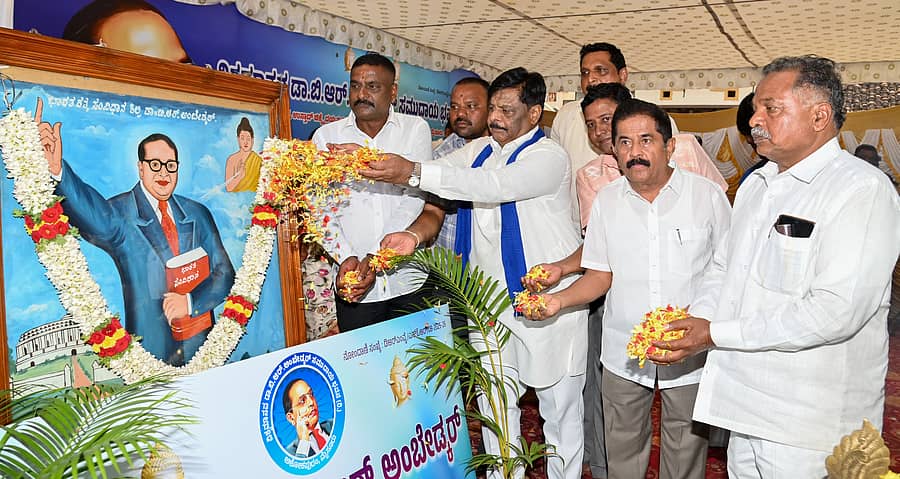 ಮೈಸೂರಿನ ಅಶೋಕಪುರಂನಲ್ಲಿ ನಡೆದ ಸಮುದಾಯ ಭವನದ ನೂತನ ಸಂಘದ ಉದ್ಘಾಟನೆ, ಜಯಂತಿ ಕಾರ್ಯಕ್ರಮದಲ್ಲಿ ಅಂಬೇಡ್ಕರ್ ಭಾವಚಿತ್ರಕ್ಕೆ ಸಚಿವ ಡಾ.ಎಚ್.ಸಿ.ಮಹದೇವಪ್ಪ ಪುಷ್ಪನಮನ ಸಲ್ಲಿಸಿದರು. ಎಂ.ಕೆ.ಸೋಮಶೇಖರ್, ಪುರುಷೋತ್ತಮ್ ಭಾಗವಹಿಸಿದ್ದರು –ಪ್ರಜಾವಾಣಿ ಚಿತ್ರ