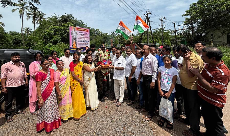 ಭಾರತೀಯ ಭೂಸೇನೆಯಲ್ಲಿ ೨೪ ವರ್ಷಗಳ ಕಾಲ ಸೇವೆ ಸಲ್ಲಿಸಿ, ನಿವೃತ್ತಿ ಹೊಂದಿ ತಾಯ್ನಾಡಿಗೆ ಮರಳಿದ ಕಾಪು ಪಡು ಗ್ರಾಮದ ದೇವದಾಸ್ ಮೆಂಡನ್ ಅವರನ್ನು ಹುಟ್ಟೂರು ಕಾಪುವಿನಲ್ಲಿ ಅದ್ದೂರಿಯಾಗಿ ಸ್ವಾಗತಿಸಲಾಯಿತು.