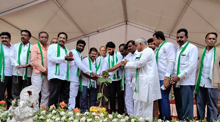 ಚಿತ್ರಸುದ್ದಿ:ಧರ್ಮಪುರ ಸಮೀಪದ ಹರಿಯಬ್ಬೆ ಸರ್ಕಾರಿ ಪದವಿ ಪೂರ್ವ ಕಾಲೇಜು ಆವರಣದಲ್ಲಿ ಭಾನುವಾರ ನಡೆದ ಜೆಡಿಎಸ್ ಸದಸ್ಯತ್ವ ಅಭಿಯಾನ ಕಾರ್ಯಕ್ರಮವನ್ನು ರಾಜ್ಯ ಯುವ ಜೆಡಿಎಸ್ ರಾಜ್ಯಾಧ್ಯಕ್ಷ ನಿಖಿಲ್ ಕುಮಾರಸ್ವಾಮಿ ಉದ್ಘಾಟಿಸಿ ಮಾತನಾಡಿದರು.