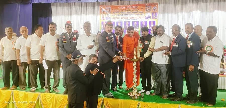 ಅಣ್ಣಿಗೇರಿ ಆದಿಕವಿ ಪಂಪಸ್ಮಾರಕ ಭವನದಲ್ಲಿ ಅಖಿಲ ಕರ್ನಾಟಕ ಮಾಜಿ ಸೈನಿಕರ ಸಂಘದ ತಾಲ್ಲೂಕು ಘಟಕಕ್ಕೆ ಚಾಲನೆ ನೀಡಲಾಯಿತು