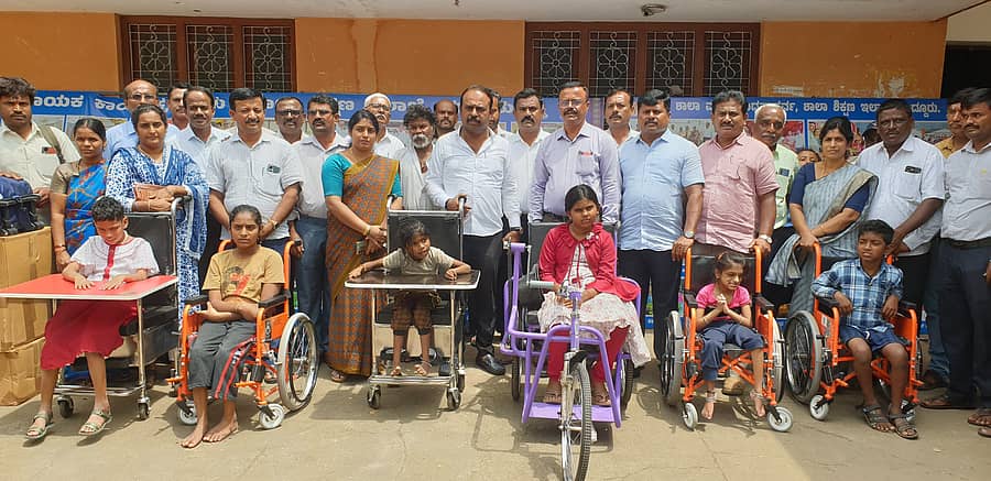 <div class="paragraphs"><p>ಮದ್ದೂರು ಪಟ್ಟಣದ ಗುರುಭವನದಲ್ಲಿ ಸರ್ವ ಶಿಕ್ಷಣ ಕರ್ನಾಟಕ ಹಾಗೂ ಅಲಿಂಕೋ ವತಿಯಿಂದ ಶುಕ್ರವಾರ ನಡೆದ ಉಚಿತ ವೈದ್ಯಕೀಯ ಮೌಲ್ಯಂಕಾನ ಶಿಬಿರದಲ್ಲಿ ವಿವಿಧ ನ್ಯೂನ್ಯತೆಯ 72 ಮಕ್ಕಳಿಗೆ ಸಾಧನ ಸಲಕರಣೆಗಳನ್ನು ಶಾಸಕ ಕೆ.ಎಂ. ಉದಯ್ ವಿತರಿಸಿದರು. </p></div>