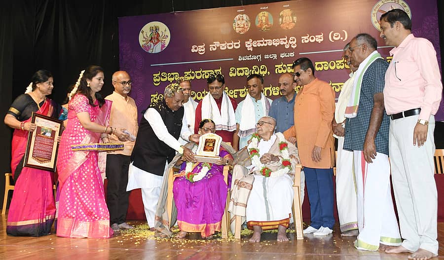 ಶಿವಮೊಗ್ಗದಲ್ಲಿ ಭಾನುವಾರ ನಡೆದ ವಿಪ್ರ ನೌಕರರ ಕ್ಷೇಮಾಭಿವೃದ್ಧಿ ಸಂಘದ ಕಾರ್ಯಕ್ರಮದಲ್ಲಿ 69 ವರ್ಷಗಳ ದಾಂಪತ್ಯ ಬದುಕು ಪೂರೈಸಿದ ಸುಬ್ರಹ್ಮಣ್ಯ ಐತಾಳ್–ವನಜಾಕ್ಷಮ್ಮ ದಂಪತಿಯನ್ನು ಮಾಜಿ ಡಿಸಿಎಂ ಕೆ.ಎಸ್.ಈಶ್ವರಪ್ಪ ಗೌರವಿಸಿದರು