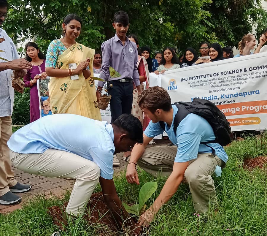 ಕುಂದಾಪುರ ಸಮೀಪದ ಮೂಡ್ಲಕಟ್ಟೆಯ ಐಎಂಜೆ ಪದವಿ ಕಾಲೇಜಿನಲ್ಲಿ ಫ್ರಾನ್ಸ್ ವಿದ್ಯಾರ್ಥಿಗಳ ಸಂಸ್ಕೃತಿ ವಿನಿಮಯ ಕಾರ್ಯಕ್ರಮ ನಡೆಯಿತು