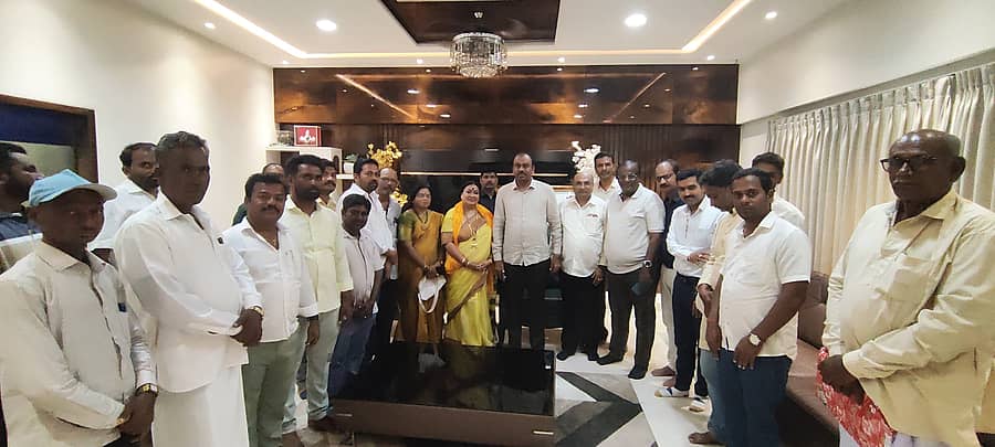 ಕೊಪ್ಪಳ ತಾಲ್ಲೂಕಿನ ಹಿಟ್ನಾಳ ಗ್ರಾಮದ ಸಂಸದರ ನಿವಾಸಕ್ಕೆ ಕಿಷ್ಕಿಂಧಾ ಜಿಲ್ಲಾ ಹೋರಾಟ ಸಮಿತಿ ಸದಸ್ಯರು ತೆರಳಿ ಸಂಸದರನ್ನು ಭೇಟಿ ಮಾಡಿ ಜಿಲ್ಲಾ ರಚನೆಗಾಗಿ ಸಿಎಂ ಬಳಿ ನಿಯೋಗ ಕರೆದೊಯ್ಯುವಂತೆ ಮನವಿ ಮಾಡಿದರು 